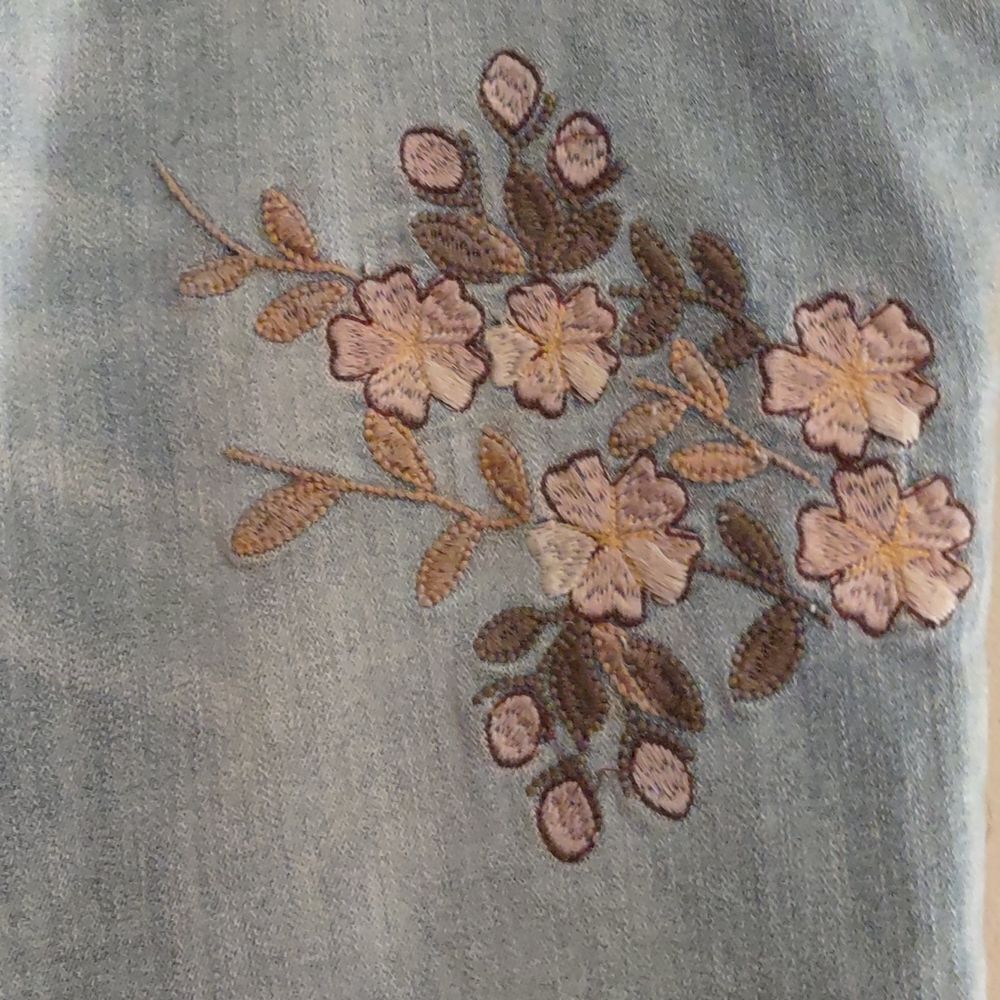 Est 1948 Denim Women's Size 8 Pastel Floral Embroidery Ankle Light Wash Jeans - Picture 2 of 8
